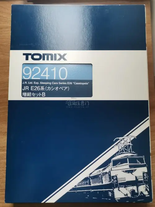打开从海对面远道而来的大包裹，tomix 92410仙后座6节增节组列车的包装映入眼帘，银色的车体如同刚刚出厂一样闪亮，色带完全没有掉漆，搭配上EF510，21世纪10年代初期的豪华夜行列车完美复刻（即使欠编气场依旧）