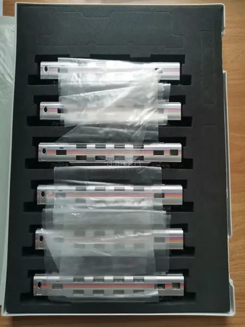 打开从海对面远道而来的大包裹，tomix 92410仙后座6节增节组列车的包装映入眼帘，银色的车体如同刚刚出厂一样闪亮，色带完全没有掉漆，搭配上EF510，21世纪10年代初期的豪华夜行列车完美复刻（即使欠编气场依旧）