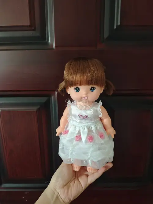 这次买了不少娃娃和娃衣，都是买不到的绝版，这次物流选择了海运，不到20多天就收到了，包装的非常结实，客服服务态度好，收到的娃娃衣服都挺新，下次还要买！