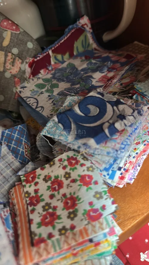 已经回购很多次这家的布料，每次收到货都很满意。面料摸上去柔软舒服，花色种类丰富，图案精致，很适合拿来做手工小物件。辅料也很齐全，附赠的纽扣数量充足，不用自己另外再去配齐。整体价格也比较合适，性价比很不错。包装严实，运输过来布料没有褶皱、损坏。后续做手工有需要，我还会...