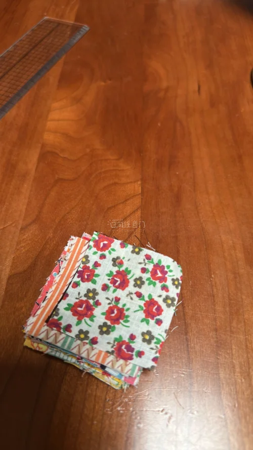 已经回购很多次这家的布料，每次收到货都很满意。面料摸上去柔软舒服，花色种类丰富，图案精致，很适合拿来做手工小物件。辅料也很齐全，附赠的纽扣数量充足，不用自己另外再去配齐。整体价格也比较合适，性价比很不错。包装严实，运输过来布料没有褶皱、损坏。后续做手工有需要，我还会...