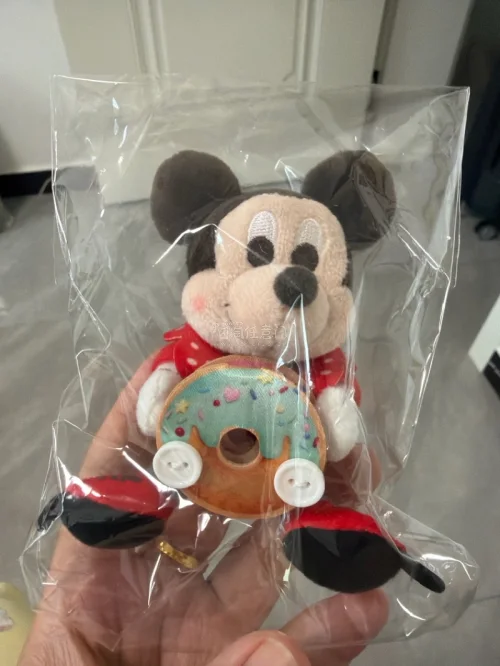 煤炉第一箱完美出炉，平安到达。甜甜圈米奇好萌呀，很mini，后来才知道是个盲盒产物哈哈，很可爱喜欢喜欢，感谢挖煤姬～～
