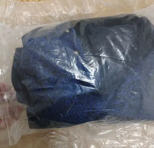 快十几年前的衣服能保存得这么好真的很难得，品相超级好，卖家包得也不错，几乎是当天购入当天发，国际物流也很快，不错的购物体验