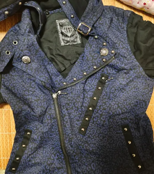 快十几年前的衣服能保存得这么好真的很难得，品相超级好，卖家包得也不错，几乎是当天购入当天发，国际物流也很快，不错的购物体验