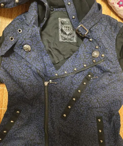 快十几年前的衣服能保存得这么好真的很难得，品相超级好，卖家包得也不错，几乎是当天购入当天发，国际物流也很快，不错的购物体验
