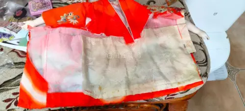 这次在挖煤姬淘到的手工娃娃衣服真的超出预期！和风纹样做工细腻，走线工整无线头，面料柔软不伤娃娃漆面，版型贴合人偶素体，上身氛围感直接拉满，成色干净保存得特别好。
平台全中文界面搭配智能翻译，找款搜关键词很方便，新手也能轻松操作。代拍响应及时，超长免费仓储可以慢慢凑单...