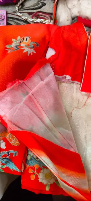 这次在挖煤姬淘到的手工娃娃衣服真的超出预期！和风纹样做工细腻，走线工整无线头，面料柔软不伤娃娃漆面，版型贴合人偶素体，上身氛围感直接拉满，成色干净保存得特别好。
平台全中文界面搭配智能翻译，找款搜关键词很方便，新手也能轻松操作。代拍响应及时，超长免费仓储可以慢慢凑单...