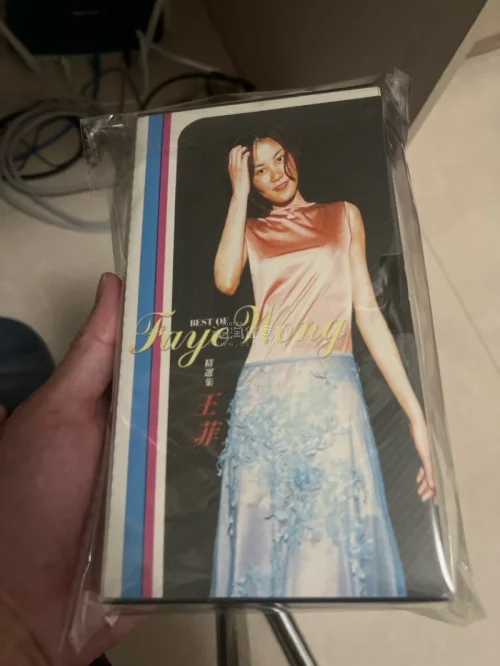 这次在挖煤姬入手王菲日版VHS录像带与刘德华日版CD，两件中古碟片包装防护做得很到位，碟盒保存品相远超预期。商品实物和卖家图片描述基本一致，物流转运流程顺畅，到手无磕碰损伤，能收到这些稀缺的原版藏品十分开心，淘老碟还会继续选择这里。