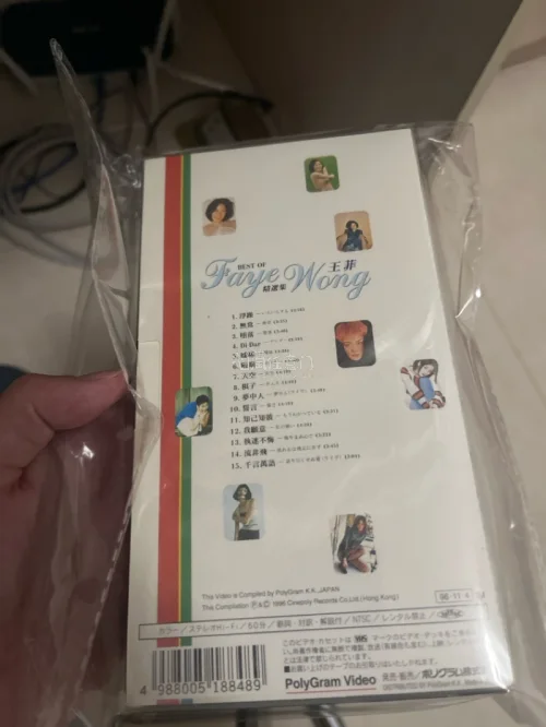 这次在挖煤姬入手王菲日版VHS录像带与刘德华日版CD，两件中古碟片包装防护做得很到位，碟盒保存品相远超预期。商品实物和卖家图片描述基本一致，物流转运流程顺畅，到手无磕碰损伤，能收到这些稀缺的原版藏品十分开心，淘老碟还会继续选择这里。