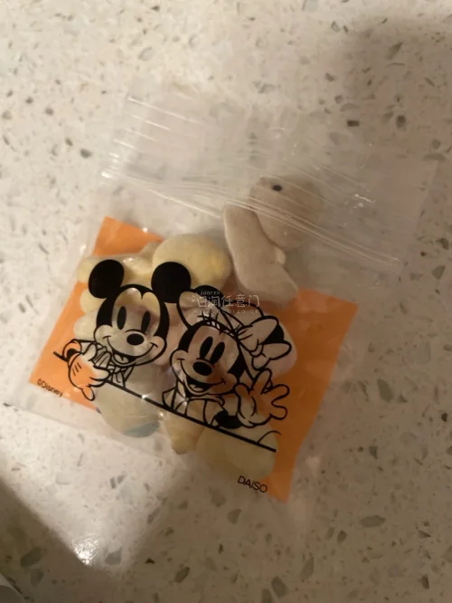 今天这单是快递员送到家门口的，还给我来了电话，这种贴心服务真是不多了。这箱都是小件，所以没有被要求补充申报，很安全的收到了。
