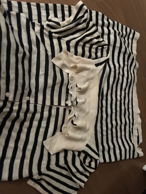 发货神速，包装很用心，衣服叠得整整齐齐还有防尘袋。上身后舍友都问在哪买的，版型太绝了。卖家沟通耐心，瑕疵也提前告知，是一次非常愉快的古着购物体验，必须五星！