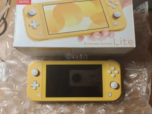 在挖煤姬上淘到了20年的小黄switch lite，不仅价格合适，物流顺畅，包装也很好，非常满意的一次购物，毕竟小黄在国内确实价格虚高，收到马上检查了全机，没有一点暗病，包装盒还有淡淡的香水味，遇到非常好的樱花妹了，总之很开心的一次海淘