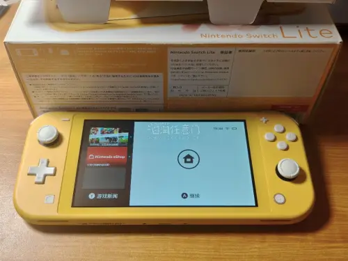 在挖煤姬上淘到了20年的小黄switch lite，不仅价格合适，物流顺畅，包装也很好，非常满意的一次购物，毕竟小黄在国内确实价格虚高，收到马上检查了全机，没有一点暗病，包装盒还有淡淡的香水味，遇到非常好的樱花妹了，总之很开心的一次海淘