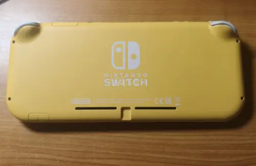 在挖煤姬上淘到了20年的小黄switch lite，不仅价格合适，物流顺畅，包装也很好，非常满意的一次购物，毕竟小黄在国内确实价格虚高，收到马上检查了全机，没有一点暗病，包装盒还有淡淡的香水味，遇到非常好的樱花妹了，总之很开心的一次海淘