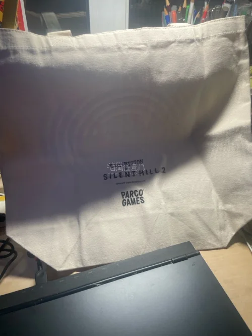 这单用的是竹蜻蜓，大概两周左右的时间就到了。在煤炉上买到了寂静岭2重制版全新特典，Exhibition展会版的唱片手拎袋和明信片，手拎袋质感很好非常适合收纳唱片，fans值得收藏起来