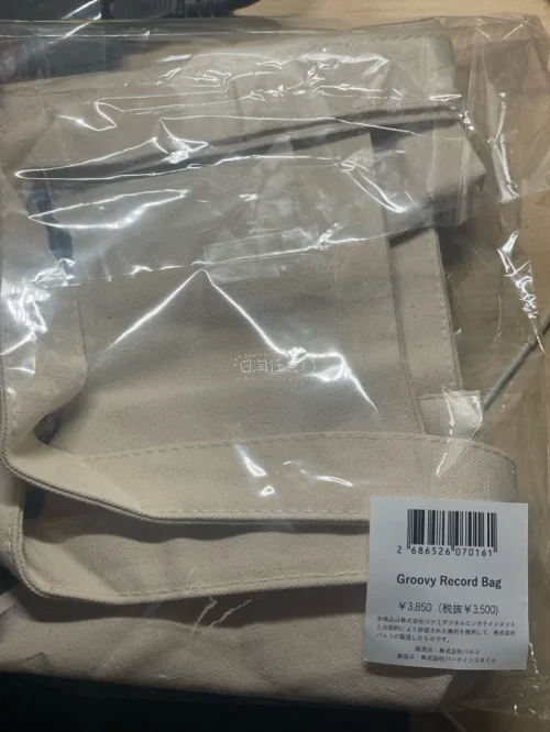 这单用的是竹蜻蜓，大概两周左右的时间就到了。在煤炉上买到了寂静岭2重制版全新特典，Exhibition展会版的唱片手拎袋和明信片，手拎袋质感很好非常适合收纳唱片，fans值得收藏起来