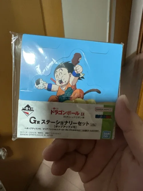 终于把心心念念的角色手办带回家啦?
拆箱的时候心跳都变快，小心翼翼撕开包装，看到实物的瞬间真的被惊艳到。
造型高度还原动漫里的模样，细节做工很到位，漆面质感在线，角色不再只存在屏幕里，实实在在摆在眼前。
摆进展示柜，闲暇的时候看上一眼，所有疲惫都被治愈。
热爱也要保...