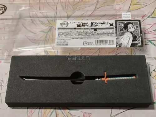 鬼灭抱枕钥匙扣印花清晰软糯，挂饰做工扎实。蝴蝶忍日轮刀裁纸刀细节还原，兼具收藏与实用。钉崎野蔷薇拓麻歌子外壳图案精致，按键屏幕状态完好。全部品相在线，包装防护到位，二次元收藏党很满意！