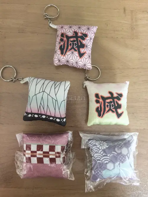 鬼灭抱枕钥匙扣印花清晰软糯，挂饰做工扎实。蝴蝶忍日轮刀裁纸刀细节还原，兼具收藏与实用。钉崎野蔷薇拓麻歌子外壳图案精致，按键屏幕状态完好。全部品相在线，包装防护到位，二次元收藏党很满意！