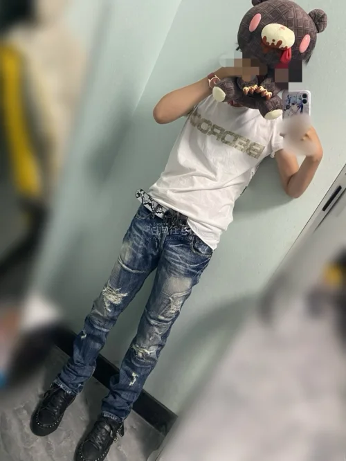 DIFFERENCE RUPERT这条裤子实物真的惊艳！重工水洗+多处破坏补丁，复古氛围直接拉满。古着品相不错，没有严重污渍破损，尺码和描述基本相符。经过海淘转运到手，整体完整。裤型上身很修饰腿型，是我想要的街头复古感，很喜欢这次淘到的宝贝。