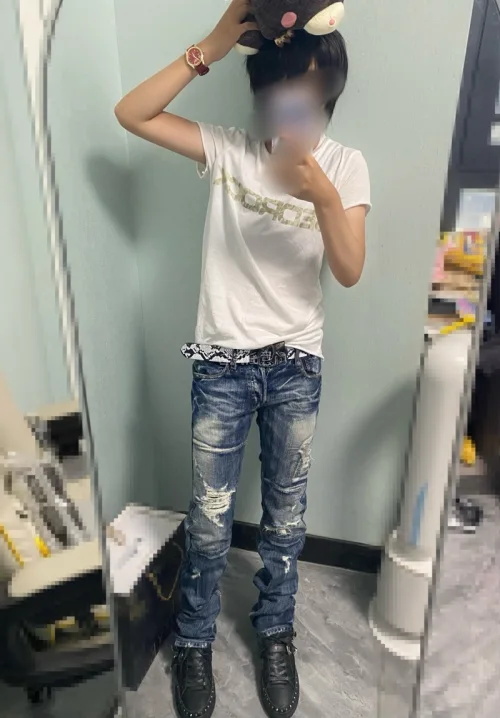 DIFFERENCE RUPERT这条裤子实物真的惊艳！重工水洗+多处破坏补丁，复古氛围直接拉满。古着品相不错，没有严重污渍破损，尺码和描述基本相符。经过海淘转运到手，整体完整。裤型上身很修饰腿型，是我想要的街头复古感，很喜欢这次淘到的宝贝。