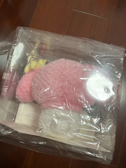 这次淘到了心仪很久的美乐蒂40周年摆件和蒙奇奇挂件，实物品相超出预期，保存得很完好。卖家包装仔细，转运到手没有磕碰，海淘体验很棒，挖到宝啦，非常满意！