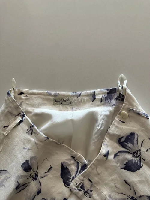 印花特别温柔，水墨花卉很有氛围感，亚麻面料质感舒服透气。实物和图片几乎没有色差，做工工整，包装严实，交易沟通顺畅，非常满意，推荐！