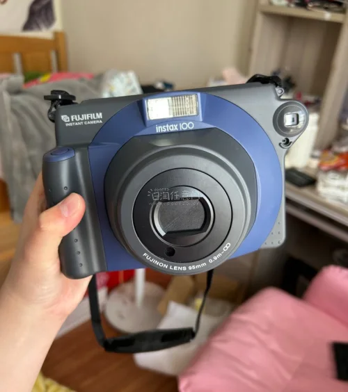 挖到宝藏wide100啦！在挖煤姬入手的这台富士instax wide100成色很不错，整机功能完好，宽幅拍出来的画面氛围感直接拉满。平台的下单和物流流程都很顺畅，包裹包装扎实，到手没有磕碰。中古拍立得性价比很高，喜欢宽幅拍立得的朋友可以蹲一蹲，这次海淘购物体验很棒...