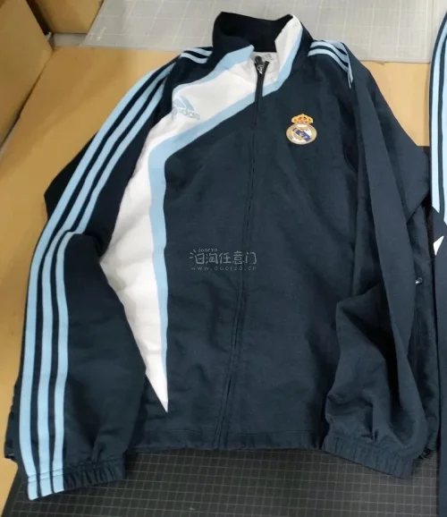 非常稀有的09-10adidas皇马训练服～三色拼色颜值超级高！为了喜欢的球星买的同款，能买到真的感觉好幸福～期待上身！