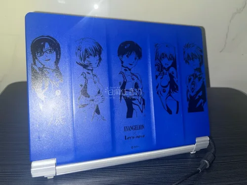 Let’s note×EVANGELION 21年Panasonic 为《新·福音战士剧场版?》与 Let’s note 推出联动活动,SV系列特典的150套限定电脑A面保护壳
运气不错蹲到了，虽然成色一般，不过五年前的限定特典能买到就知足了。