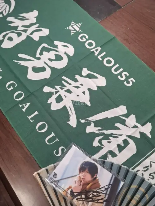 这次入手的小松昌平相关周边体验超出预期，实物品相和商品描述基本吻合，细节保存得很不错。卖家包装十分用心，防护做得很到位，层层包裹，到手完整无磕碰，没有出现破损、划痕这类问题。发货速度很快，下单后没多久就安排寄出，物流更新也及时。沟通起来顺畅高效，有疑问回复及时，态度...
