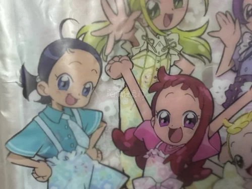 这款《小魔女Doremi》收纳袋柄图主题是夏日派对，透明塑料材质，正面印有Doremi、小花、羽月、音符、爱子、桃子六位角色夏日派对造型，重点是发型跟动画不同，是稀有的柄图！！！适合收纳立牌、卡片等周边