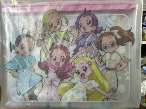 这款《小魔女Doremi》收纳袋柄图主题是夏日派对，透明塑料材质，正面印有Doremi、小花、羽月、音符、爱子、桃子六位角色夏日派对造型，重点是发型跟动画不同，是稀有的柄图！！！适合收纳立牌、卡片等周边