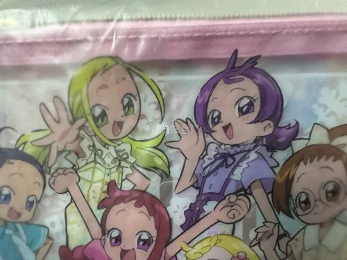 这款《小魔女Doremi》收纳袋柄图主题是夏日派对，透明塑料材质，正面印有Doremi、小花、羽月、音符、爱子、桃子六位角色夏日派对造型，重点是发型跟动画不同，是稀有的柄图！！！适合收纳立牌、卡片等周边