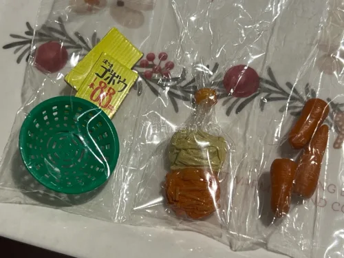 又是食玩到货的分享 这条是这端中不怎么热门的款 但老绝版依旧是做工精细的 还是值得收藏 很喜欢这个绿色的篮子 还有不怎么常见的牛蒡 蔬菜市场推荐