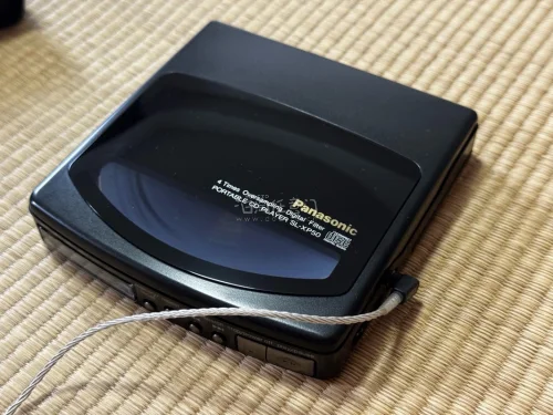 挖煤姬代购体验还是不错的，中古CD随身听实物成色和卖家描述基本相符，机器可以正常读碟播放。入库检查到位，包装防护稳妥，海淘流程顺畅。中古设备难免存在岁月痕迹，整体属于一次稳妥的海淘购物。（62字）