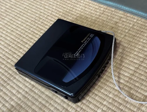 挖煤姬代购体验还是不错的，中古CD随身听实物成色和卖家描述基本相符，机器可以正常读碟播放。入库检查到位，包装防护稳妥，海淘流程顺畅。中古设备难免存在岁月痕迹，整体属于一次稳妥的海淘购物。（62字）
