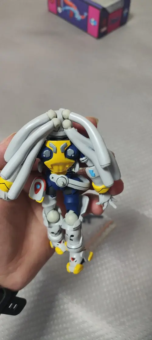 这次购物体验不错，物流速度很快，打包也到位，玩具品相也不错，配件多，可玩性很强，老山口的尼龙关节韧性很好，虽然是老物，但是把持度依旧相当稳定。可以满足各种造型要求，一次不错的购物体验