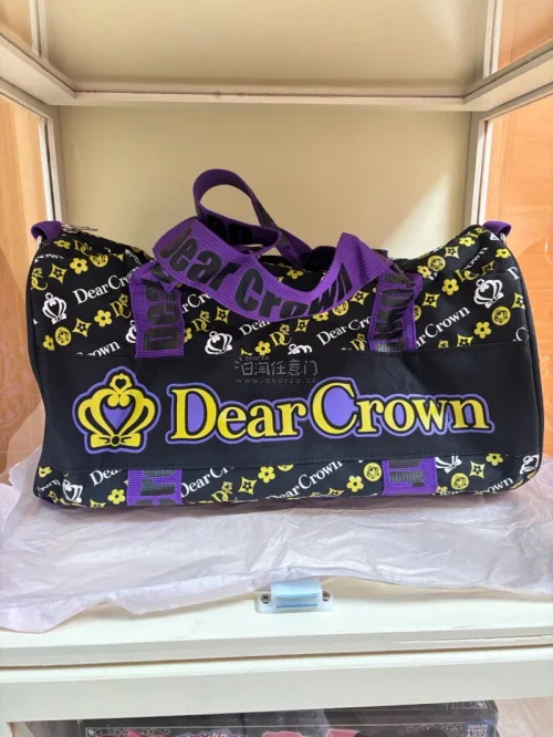 通过日淘任意门挖到心心念念的美妙旋律Dear Crown周边！中古包到手状态超出预期，吊牌完整，印花清晰几乎没有磨损。代切响应及时，入库检查细致，打包保护得很到位。对于老谷爱好者来说，能淘到保存这么好的绝版周边真的很惊喜，物流整体也很稳定。平台找中古日谷很方便，后续...