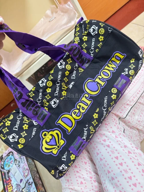 通过日淘任意门挖到心心念念的美妙旋律Dear Crown周边！中古包到手状态超出预期，吊牌完整，印花清晰几乎没有磨损。代切响应及时，入库检查细致，打包保护得很到位。对于老谷爱好者来说，能淘到保存这么好的绝版周边真的很惊喜，物流整体也很稳定。平台找中古日谷很方便，后续...