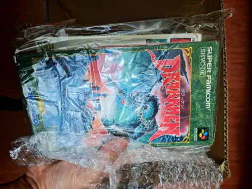 买到了，以前都没有玩过的，整一套的sfc有一个主机带两个手柄，还有五个游戏卡，整体的成色都还非常不错，有时间再来测试一下，给个好评先