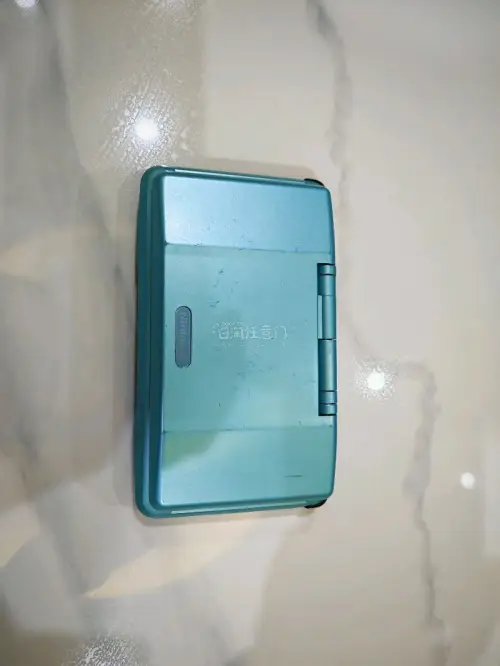 这次海岛买到了一个nds饭盒机，整体的质感还是非常不错的，然后这一次收到也比较早一点，虽然是海运，但是比预计的时间早了一点，整体的感受还是非常不错的，给个好评吧