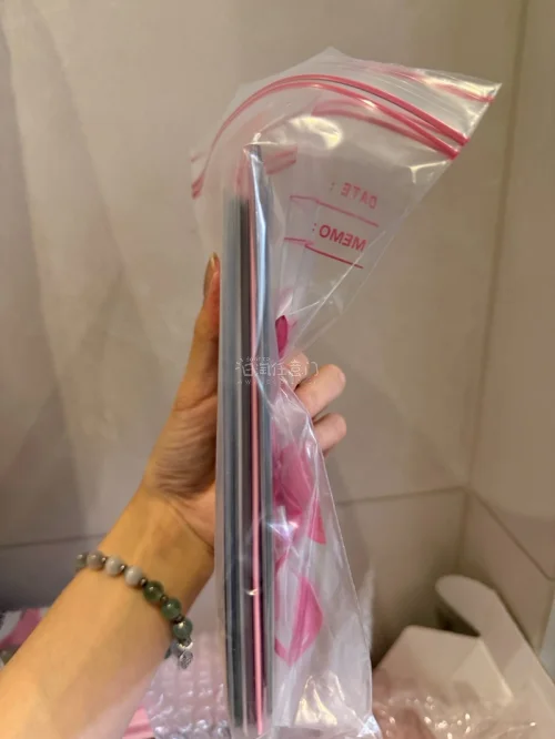 这次日切煤的购物体验非常满意！包裹包装很用心，外层加固缓冲，明信片都做了硬卡套防护，到手没有弯卡、划痕。实物明信片成色很好，印刷清晰，人物画面完整。物流时效稳定，清关顺畅，收到的全部周边都和描述一致，整体购物很安心，后续还会继续在这里切煤收周边。