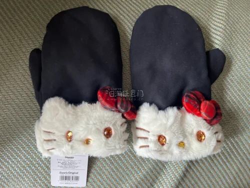 这次到货的是一箱日牌服饰，凯蒂猫的围巾和手套软糯可爱，凯蒂猫大头款式独特。到手包装非常严实，物流速度也很快，非常满意！