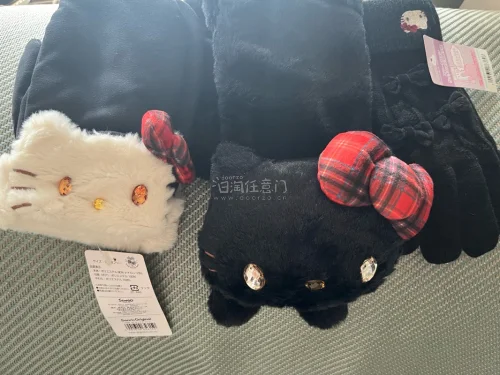 这次到货的是一箱日牌服饰，凯蒂猫的围巾和手套软糯可爱，凯蒂猫大头款式独特。到手包装非常严实，物流速度也很快，非常满意！