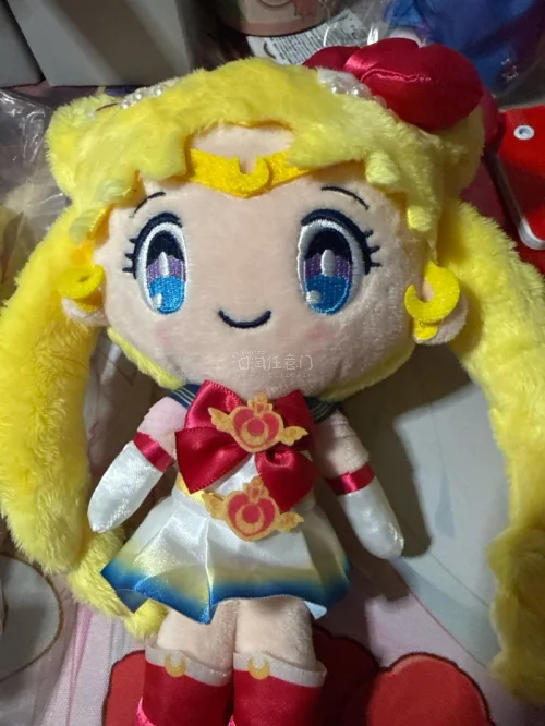 姐妹们！！在挖煤姬蹲到的两只绝版玩偶终于平安到家了??
? Hello Kitty 棕色小熊变装款
软fufu的泰迪熊造型Kitty真的萌化了！毛毛手感超级好，经典黄鼻子+蝴蝶结，复古感拉满～卖家还贴了手写感谢小卡片，樱花图案好治愈?
? 美少女战士SuperS 超...