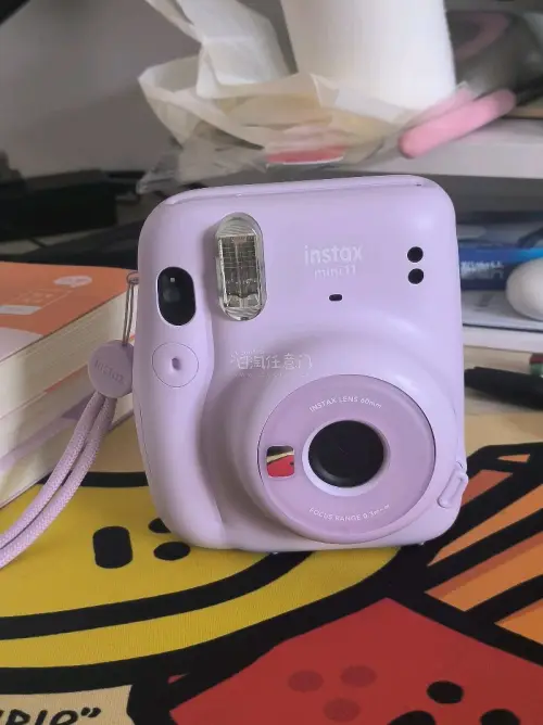 这次日淘入手了富士instax mini11香芋紫拍立得，实物真的太惊喜。温柔的淡紫色机身，质感细腻，机身小巧轻盈，握持感很好，随身携带毫无压力。相机操作十分简单，不用繁琐调参，新手也可以轻松拍摄。闲置的时候摆在书桌上，便是氛围感十足的桌面摆件。出门探店、短途出行我...
