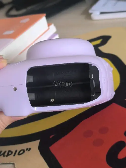 这次日淘入手了富士instax mini11香芋紫拍立得，实物真的太惊喜。温柔的淡紫色机身，质感细腻，机身小巧轻盈，握持感很好，随身携带毫无压力。相机操作十分简单，不用繁琐调参，新手也可以轻松拍摄。闲置的时候摆在书桌上，便是氛围感十足的桌面摆件。出门探店、短途出行我...