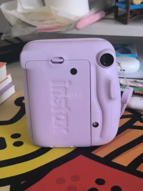 这次日淘入手了富士instax mini11香芋紫拍立得，实物真的太惊喜。温柔的淡紫色机身，质感细腻，机身小巧轻盈，握持感很好，随身携带毫无压力。相机操作十分简单，不用繁琐调参，新手也可以轻松拍摄。闲置的时候摆在书桌上，便是氛围感十足的桌面摆件。出门探店、短途出行我...