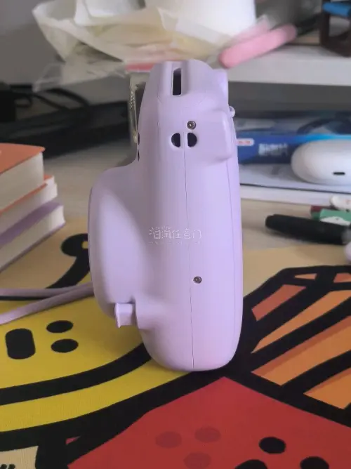 这次日淘入手了富士instax mini11香芋紫拍立得，实物真的太惊喜。温柔的淡紫色机身，质感细腻，机身小巧轻盈，握持感很好，随身携带毫无压力。相机操作十分简单，不用繁琐调参，新手也可以轻松拍摄。闲置的时候摆在书桌上，便是氛围感十足的桌面摆件。出门探店、短途出行我...
